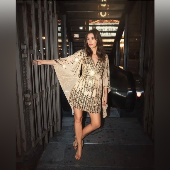 MAC DUGGAL
Cape Back Geometric Sequin Robe Mini Dress - Picture 17 of 17